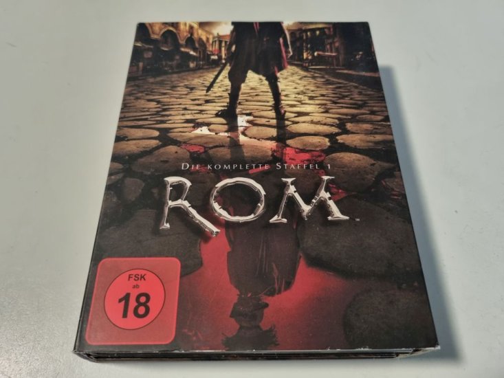 (Bild für) DVD Rom - Die Komplette Staffel 1 - zum Schließen ins Bild klicken