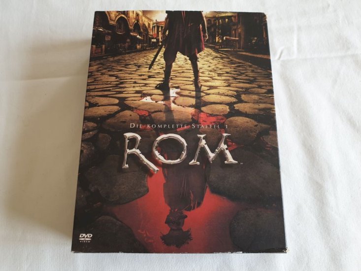 (Bild für) DVD Rom - Die komplette Staffel 1 - zum Schließen ins Bild klicken