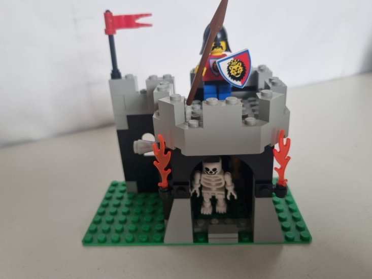 (Bild für) Lego 6036 - Skeleton Surprise - zum Schließen ins Bild klicken