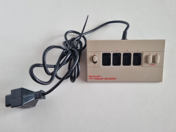 (Bild für) NES Four Score Mehrspieleradapter - zum Schließen ins Bild klicken