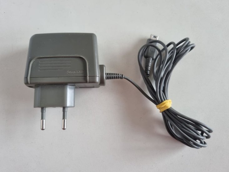 (Bild für) DS Lite Original Netzteil USG-002(EUR) - zum Schließen ins Bild klicken