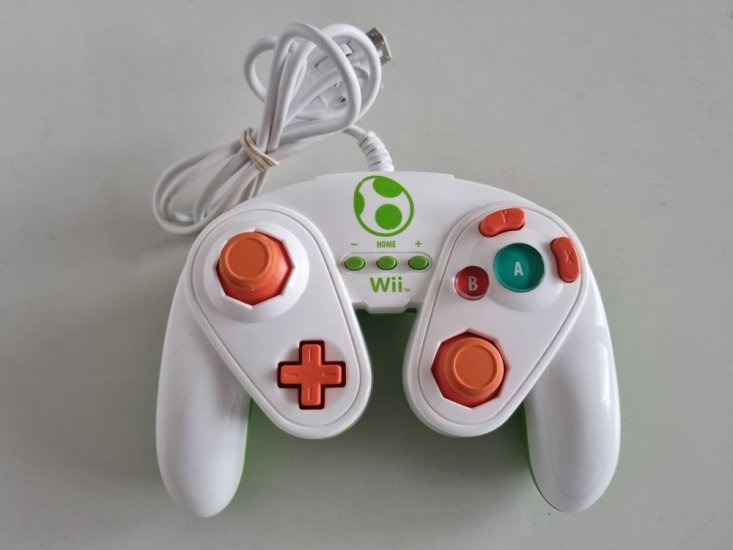 (Bild für) Wii U Wired Fight Pad - Yoshi - zum Schließen ins Bild klicken
