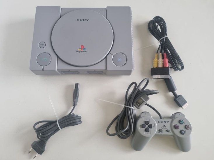 (Bild für) PS1 Konsole SCPH-7002 - zum Schließen ins Bild klicken