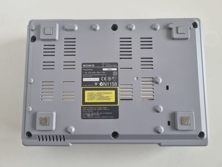(Bild für) PS1 Konsole SCPH-7502 - zum Schließen ins Bild klicken