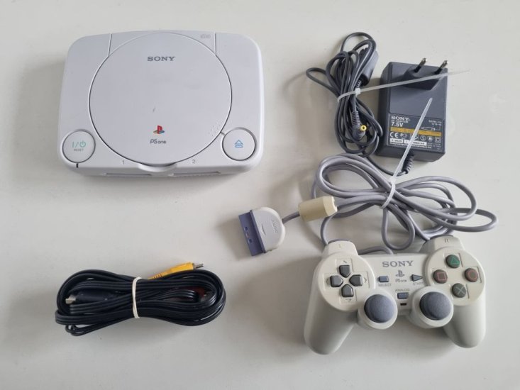(Bild für) PS1 Konsole Slim SCPH-102 - zum Schließen ins Bild klicken
