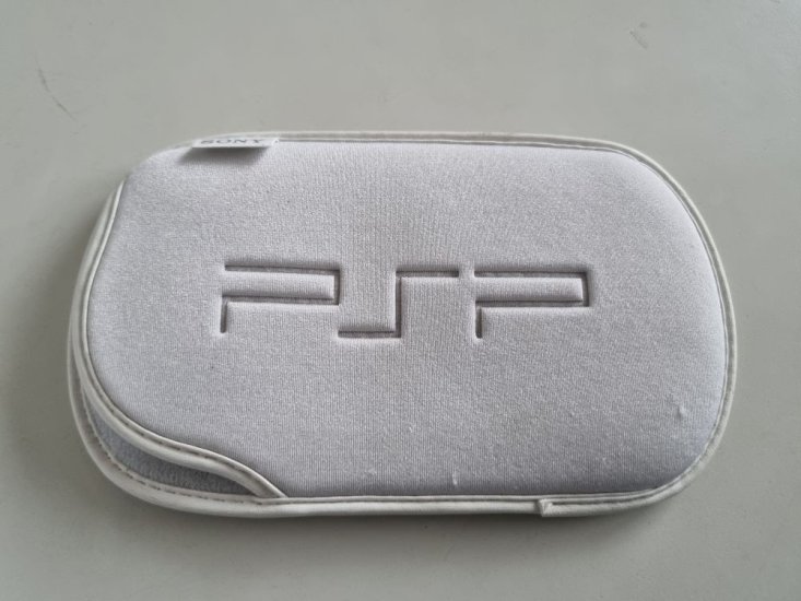 (Bild für) PSP Schutzhülle Weiß - zum Schließen ins Bild klicken