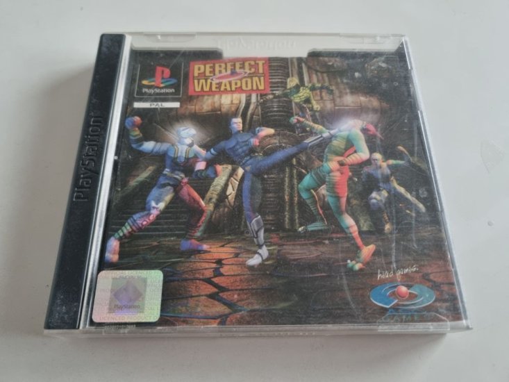 (Bild für) PS1 Perfect Weapon - zum Schließen ins Bild klicken