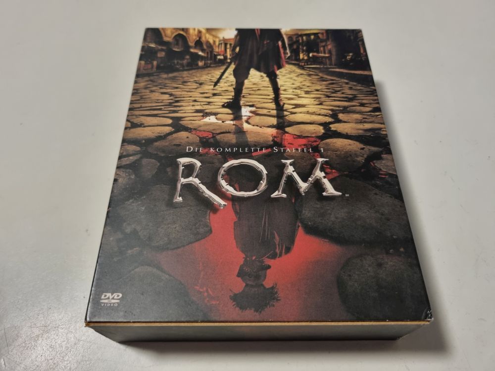 (Bild für) DVD Rom - Die Komplette Staffel 1 - zum Schließen ins Bild klicken