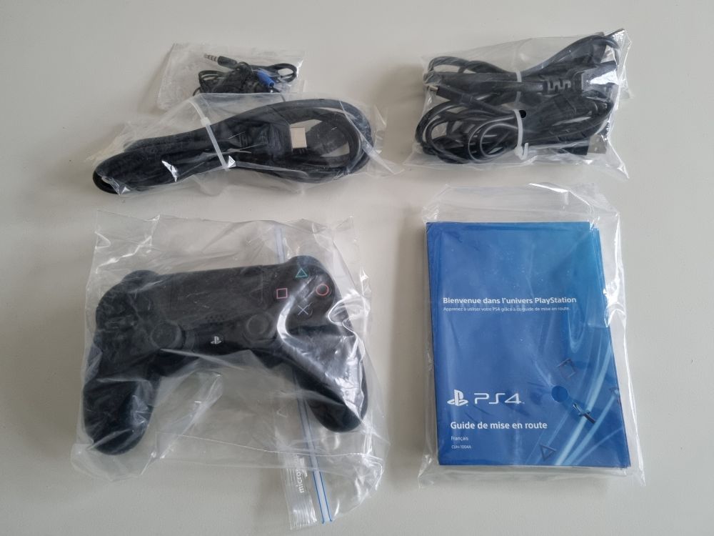 (Bild für) PS4 Slim Jet Black 500GB - zum Schließen ins Bild klicken