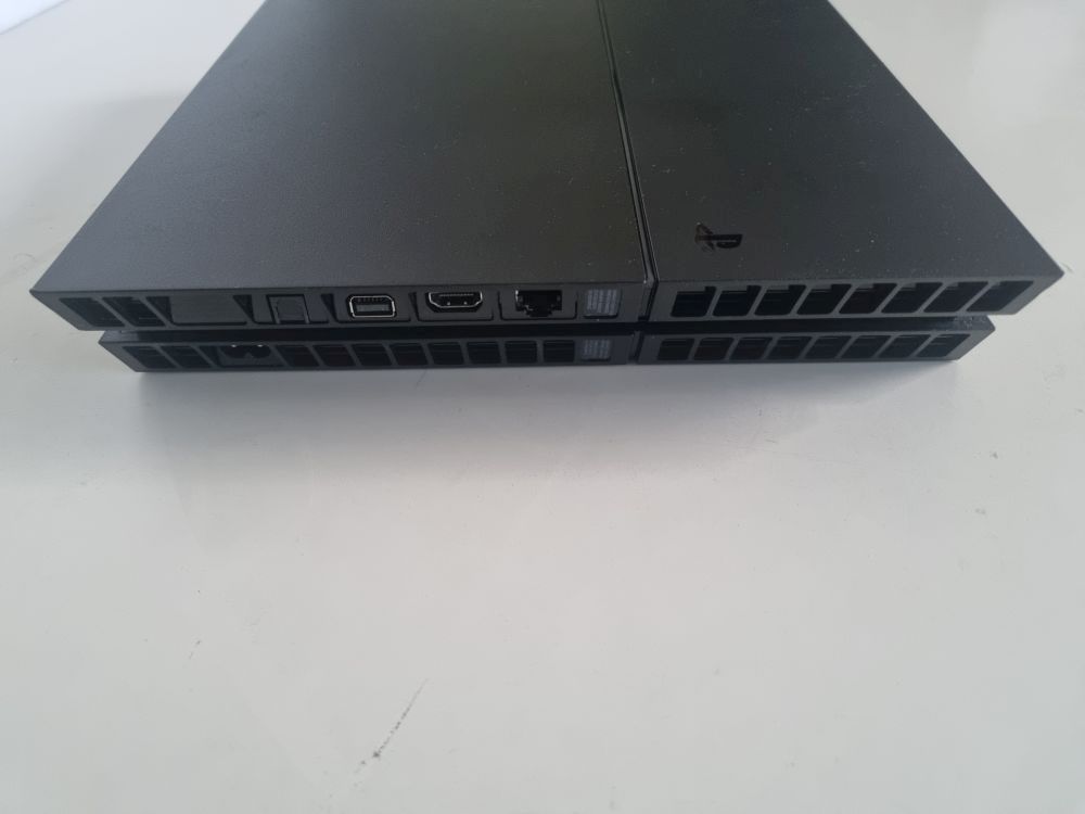 (Bild für) PS4 Slim Jet Black 500GB - zum Schließen ins Bild klicken